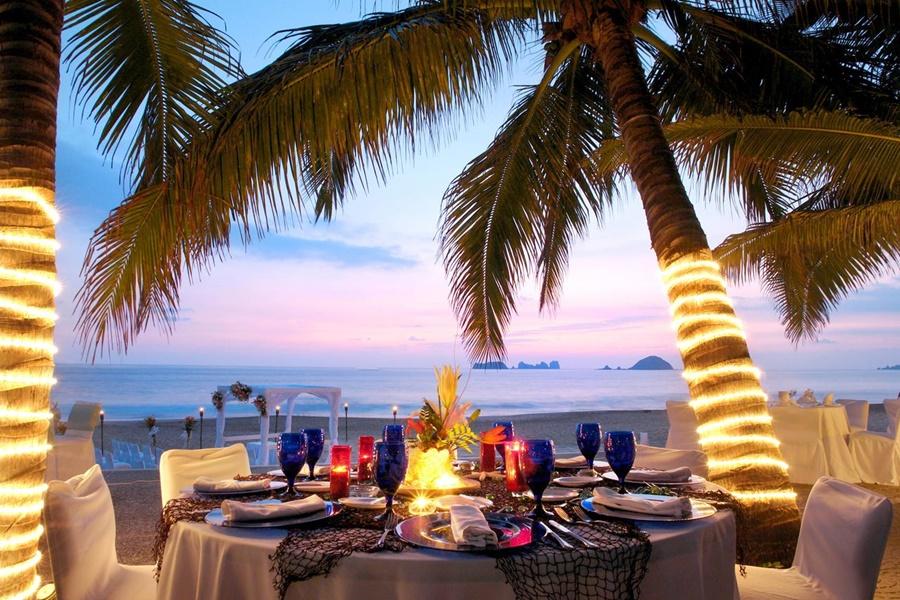 Hotel Emporio Ixtapa Ixtapa  Exterior foto A beachside dinner at the Royal Paradise Hotel & Spa