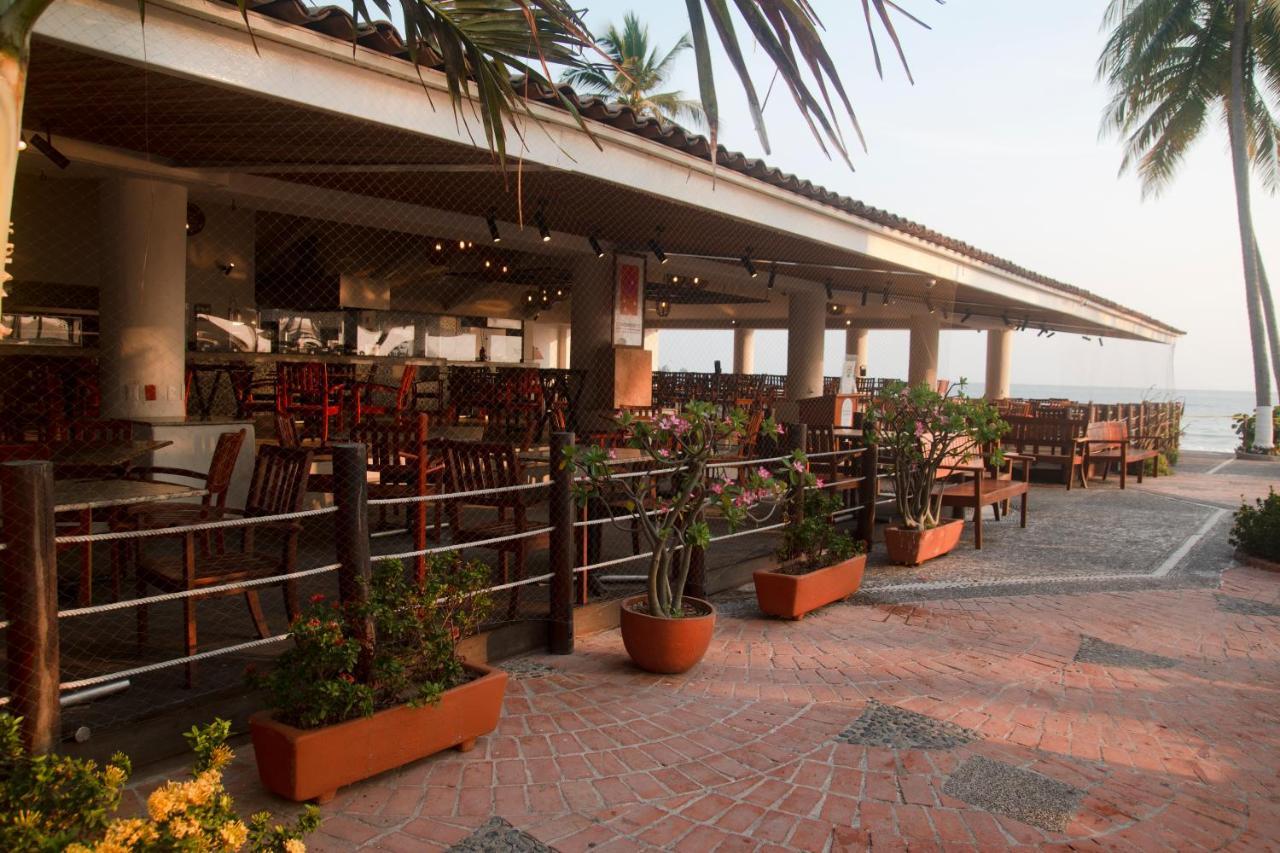 Hotel Emporio Ixtapa Ixtapa  Exterior foto The restaurant at the beach