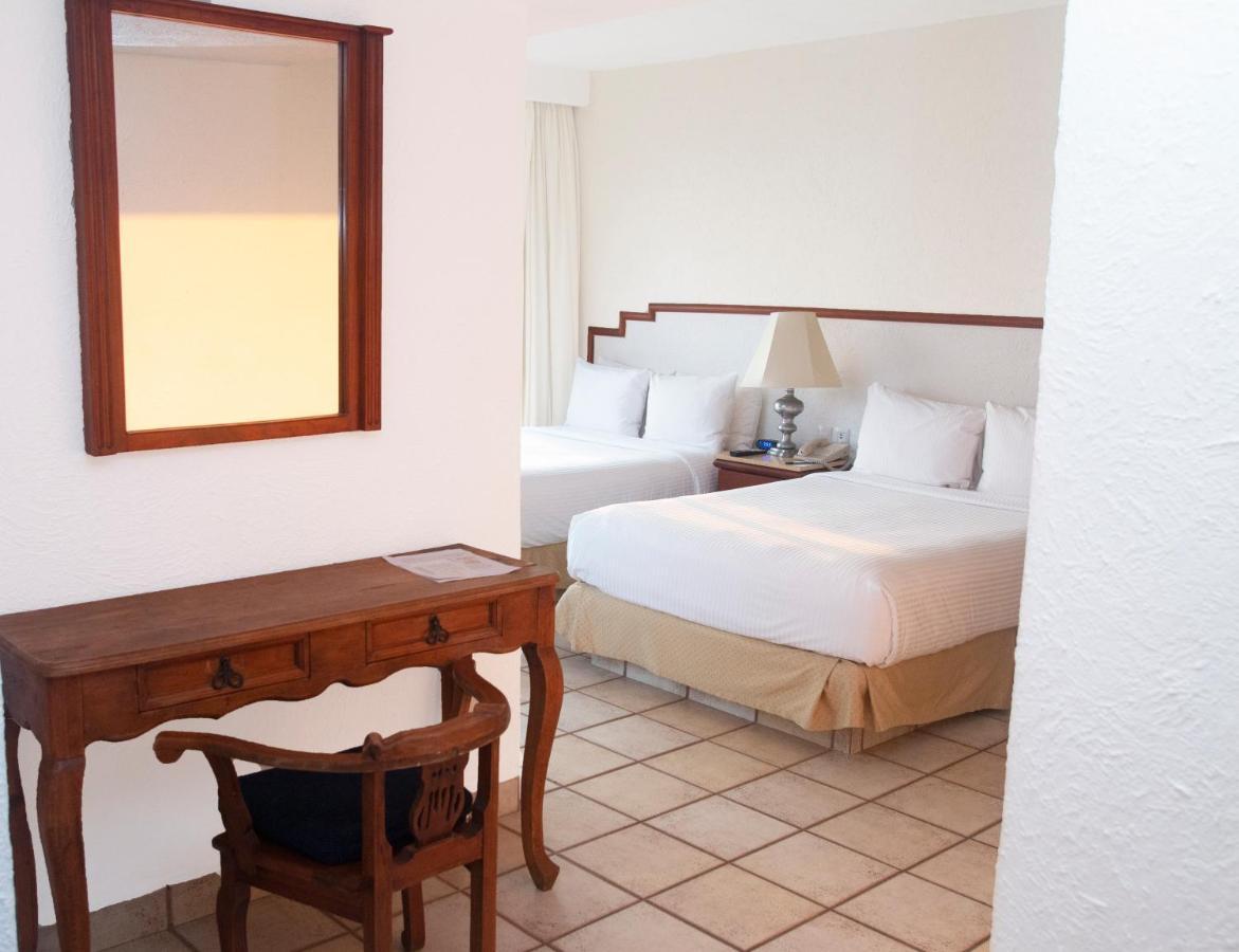 Hotel Emporio Ixtapa Ixtapa  Exterior foto A room at the hotel