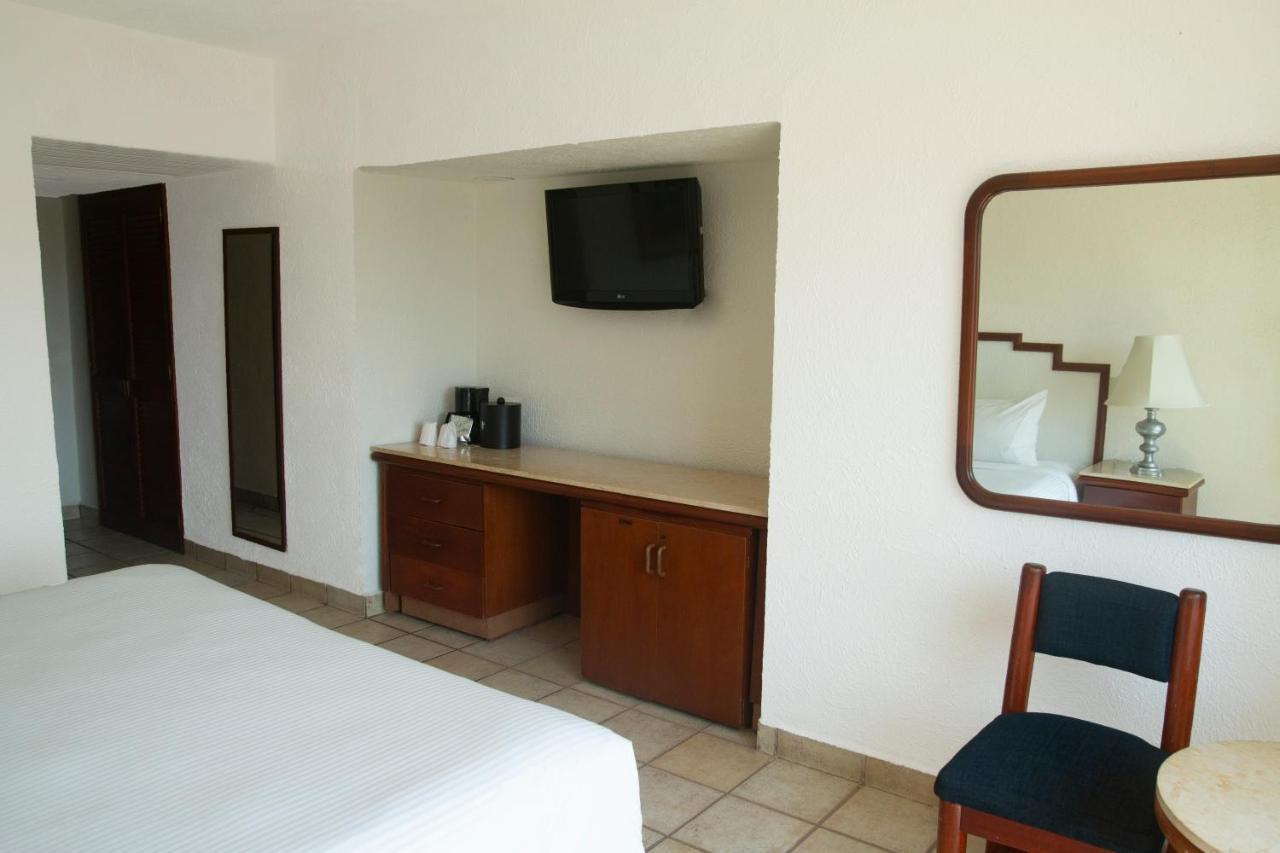 Hotel Emporio Ixtapa Ixtapa  Exterior foto A room at the hotel