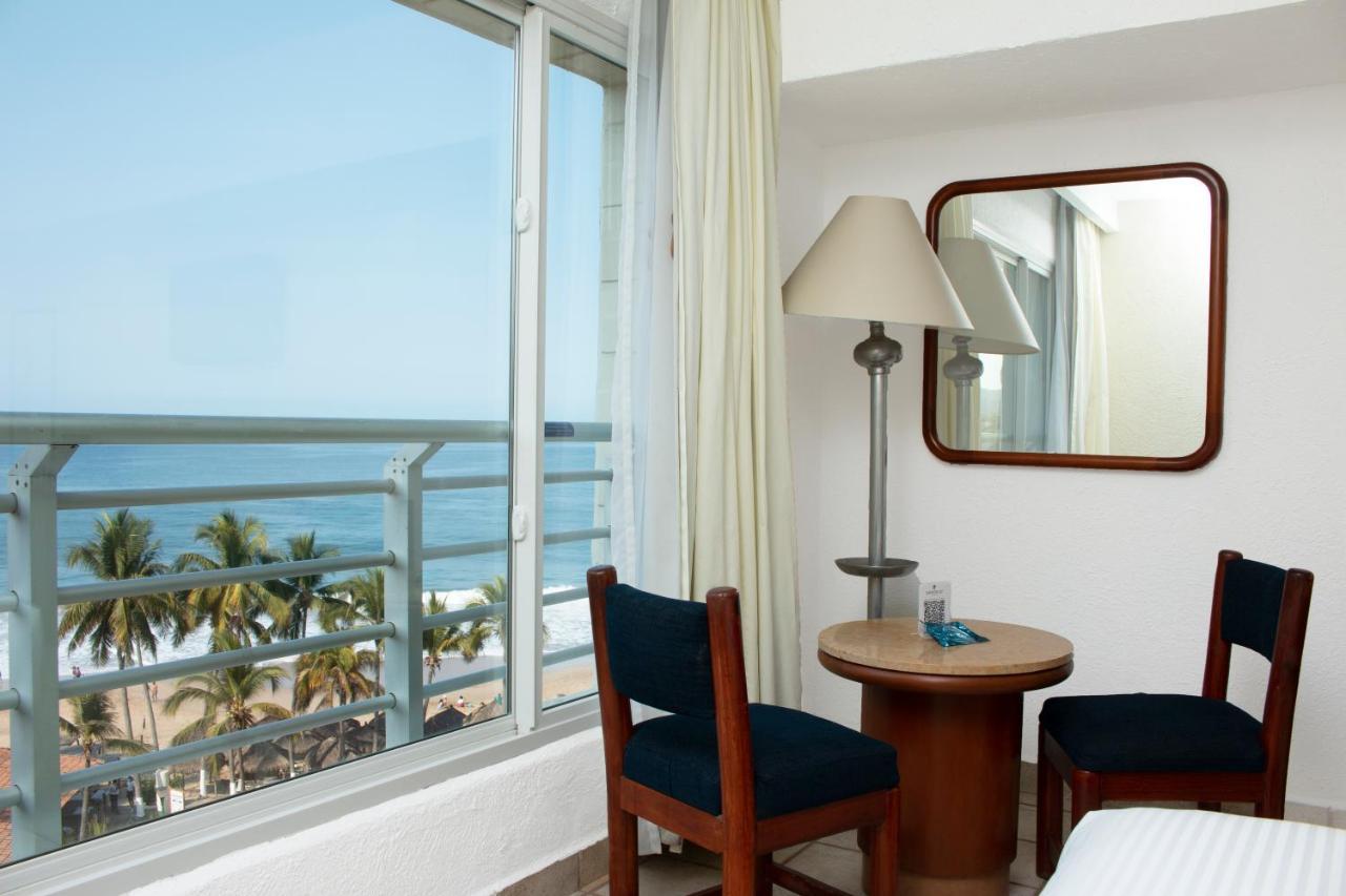 Hotel Emporio Ixtapa Ixtapa  Exterior foto A room at the hotel