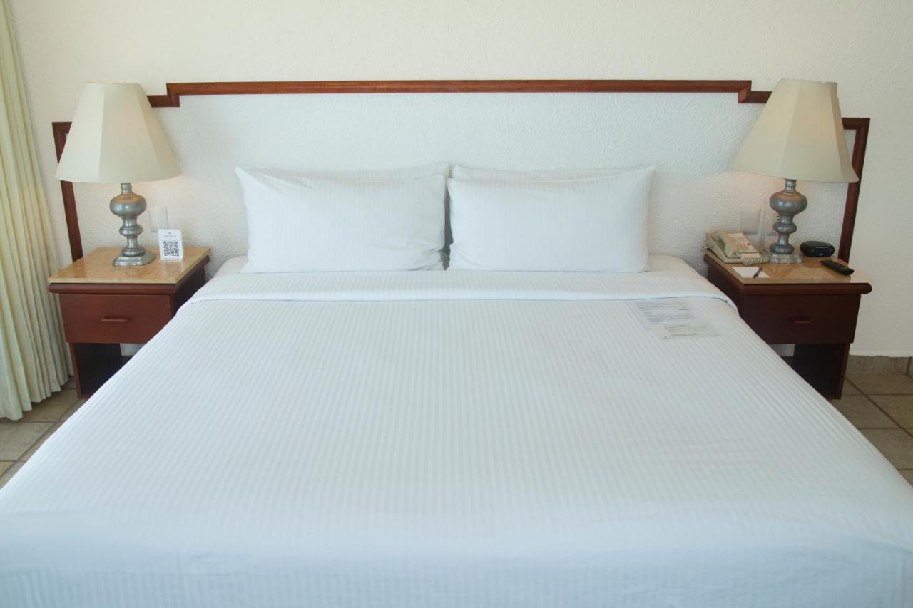 Hotel Emporio Ixtapa Ixtapa  Exterior foto A bed with a white sheet