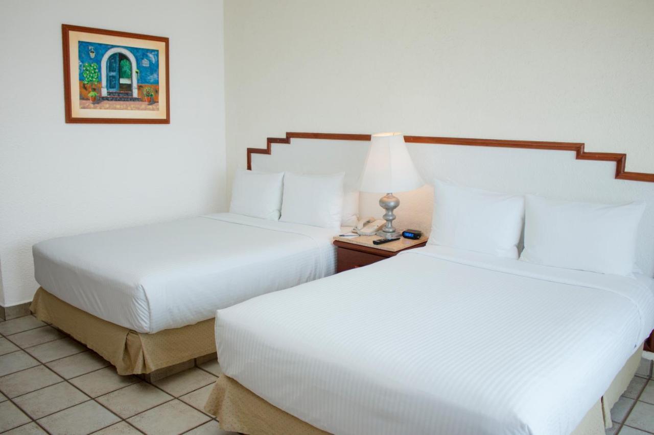 Hotel Emporio Ixtapa Ixtapa  Exterior foto A room at the hotel
