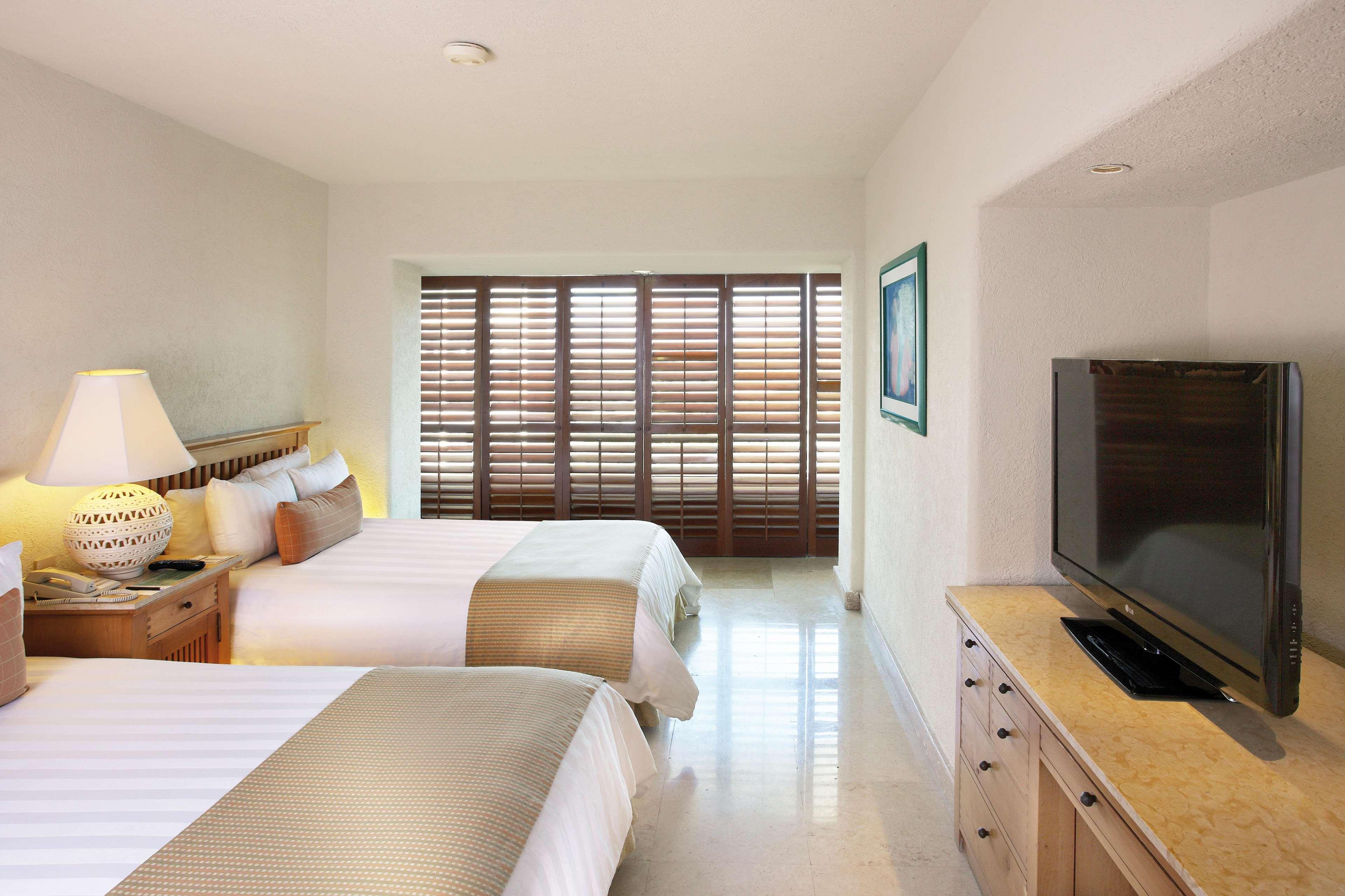 Hotel Emporio Ixtapa Ixtapa  Exterior foto A room at the hotel