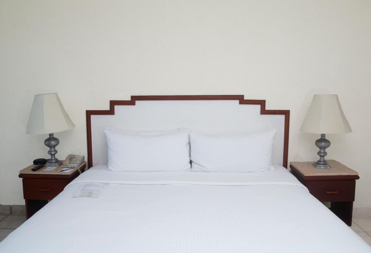 Hotel Emporio Ixtapa Ixtapa  Exterior foto A bed with two pillows